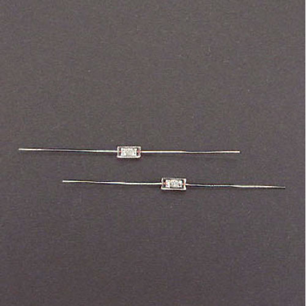 CONDENSATEUR STYROFLEX  820PF  5% 500VCC
