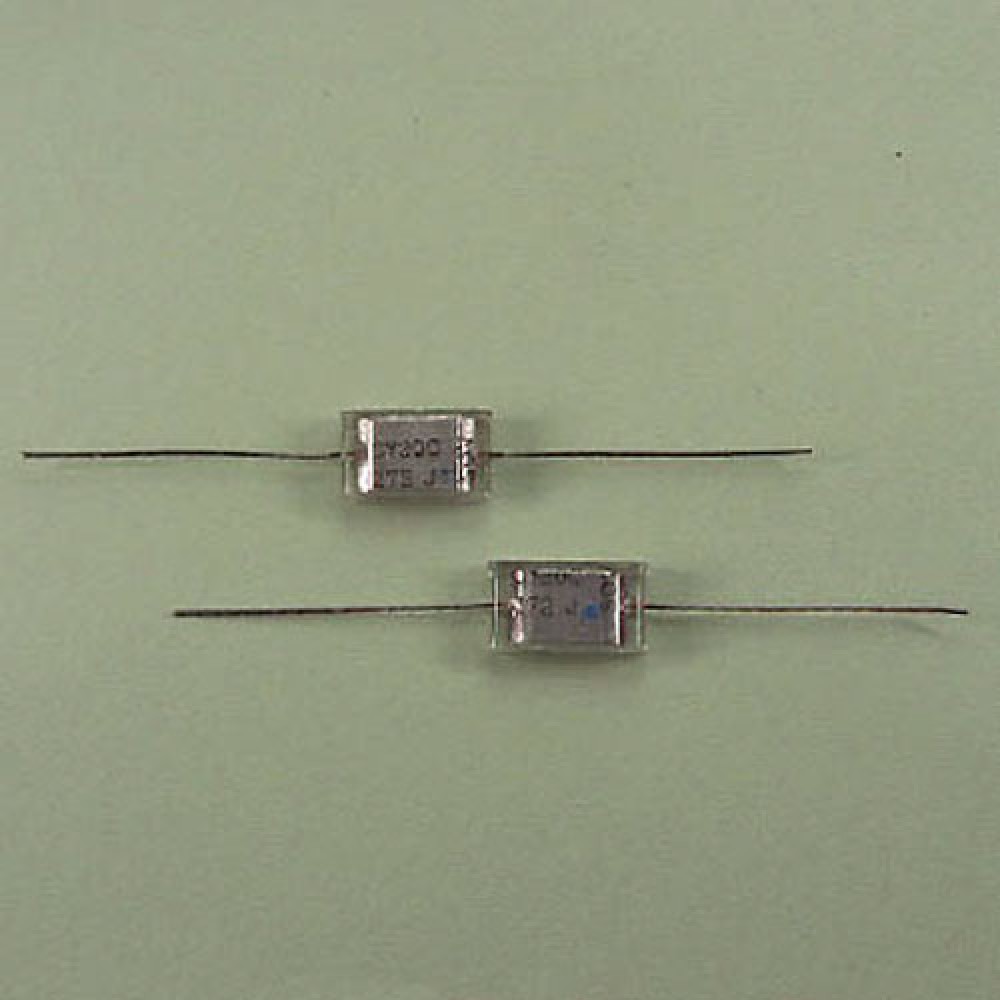 CONDENSATEUR STYROFLEX  820PF  5% 300VCC